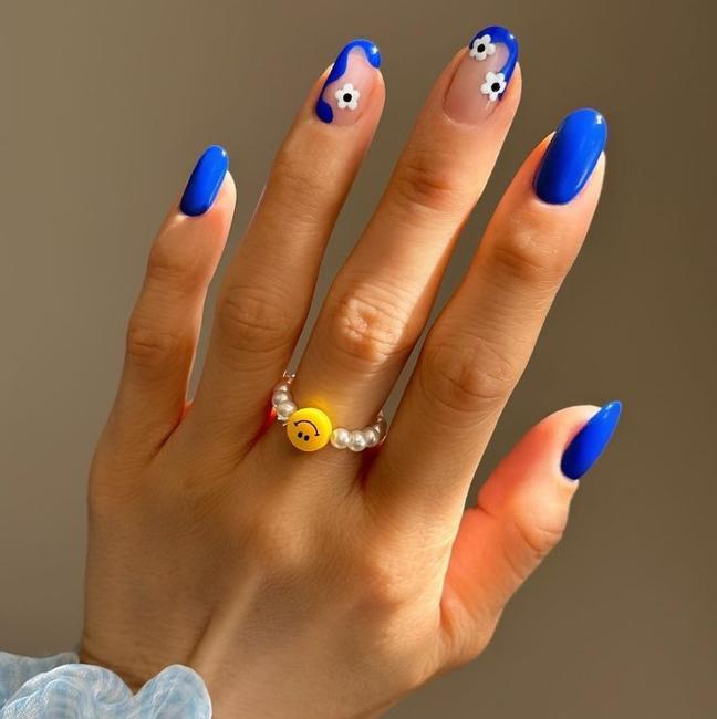 Tendencia eléctrica de uñas azules para el verano